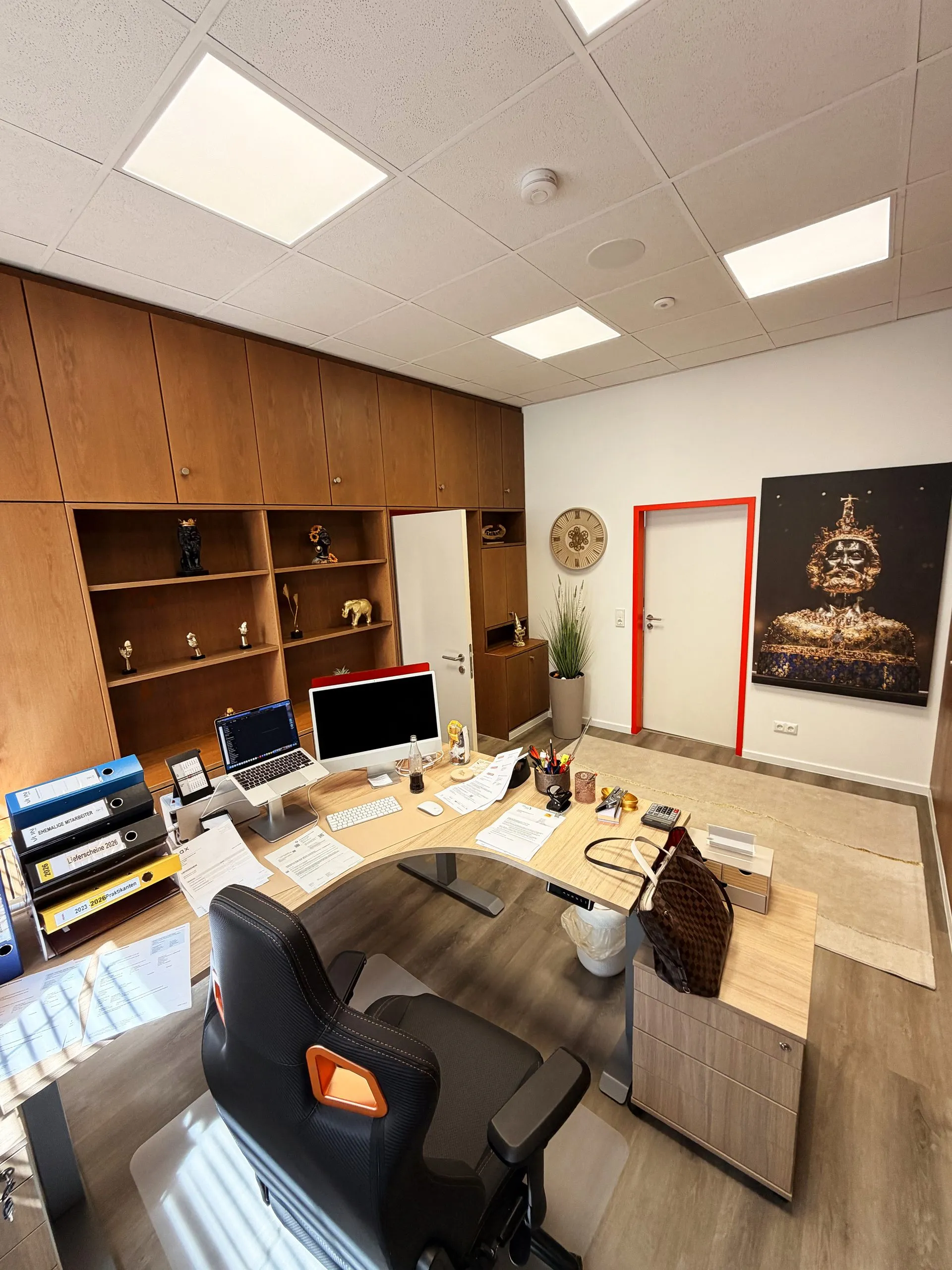 Chefbüro der Zweigniederlassung Alsdorf mit Schreibtisch, Aktenschrank und Wandbild