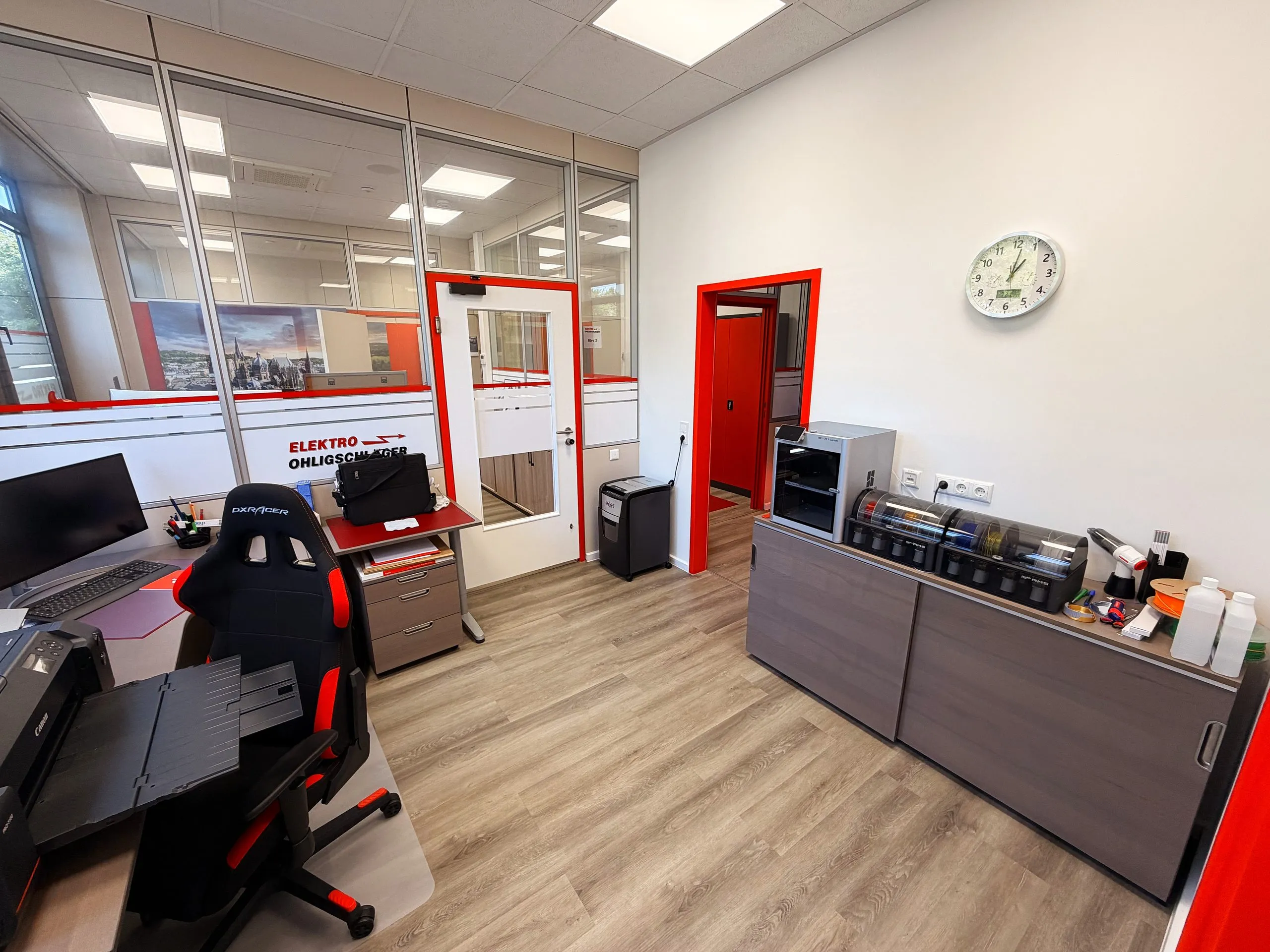 Technikraum in Alsdorf mit Arbeitsplatz, 3D-Drucker und Materialschrank für Filamente
