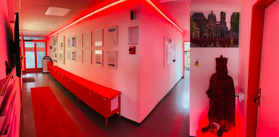 Büro von Elektro Ohligschläger mit roter Ambient-Beleuchtung