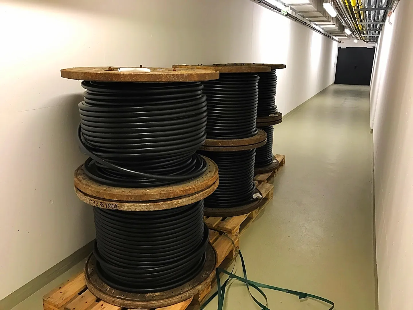 Kabeltrommeln in einem industriellen Versorgungsgang