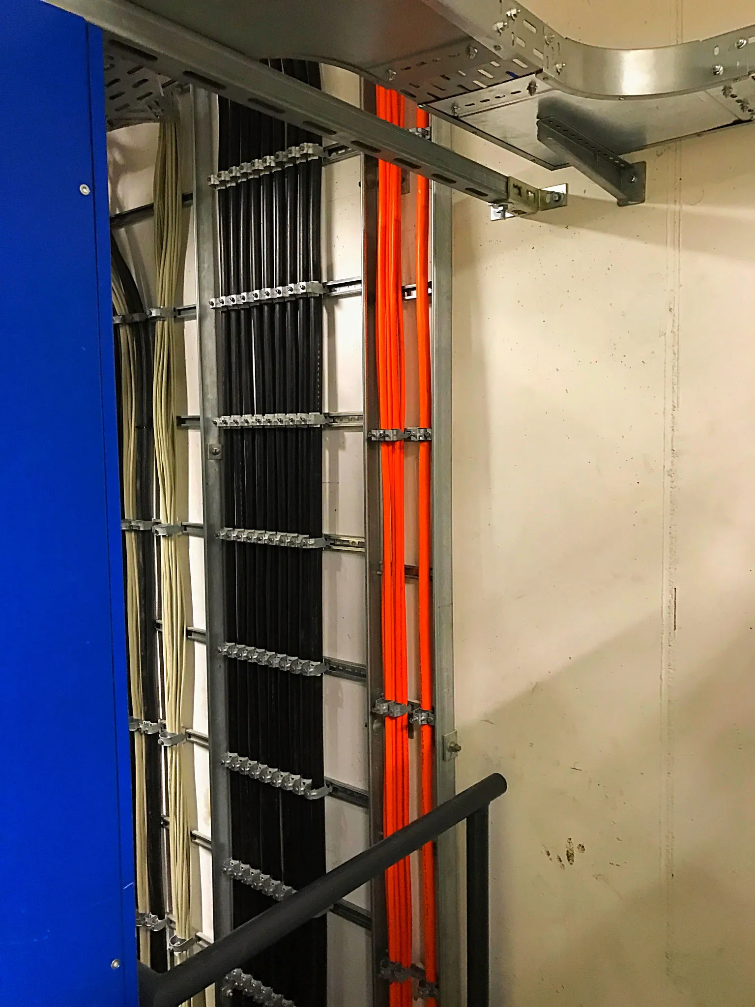 Elektroinstallation in einer Industrieanlage