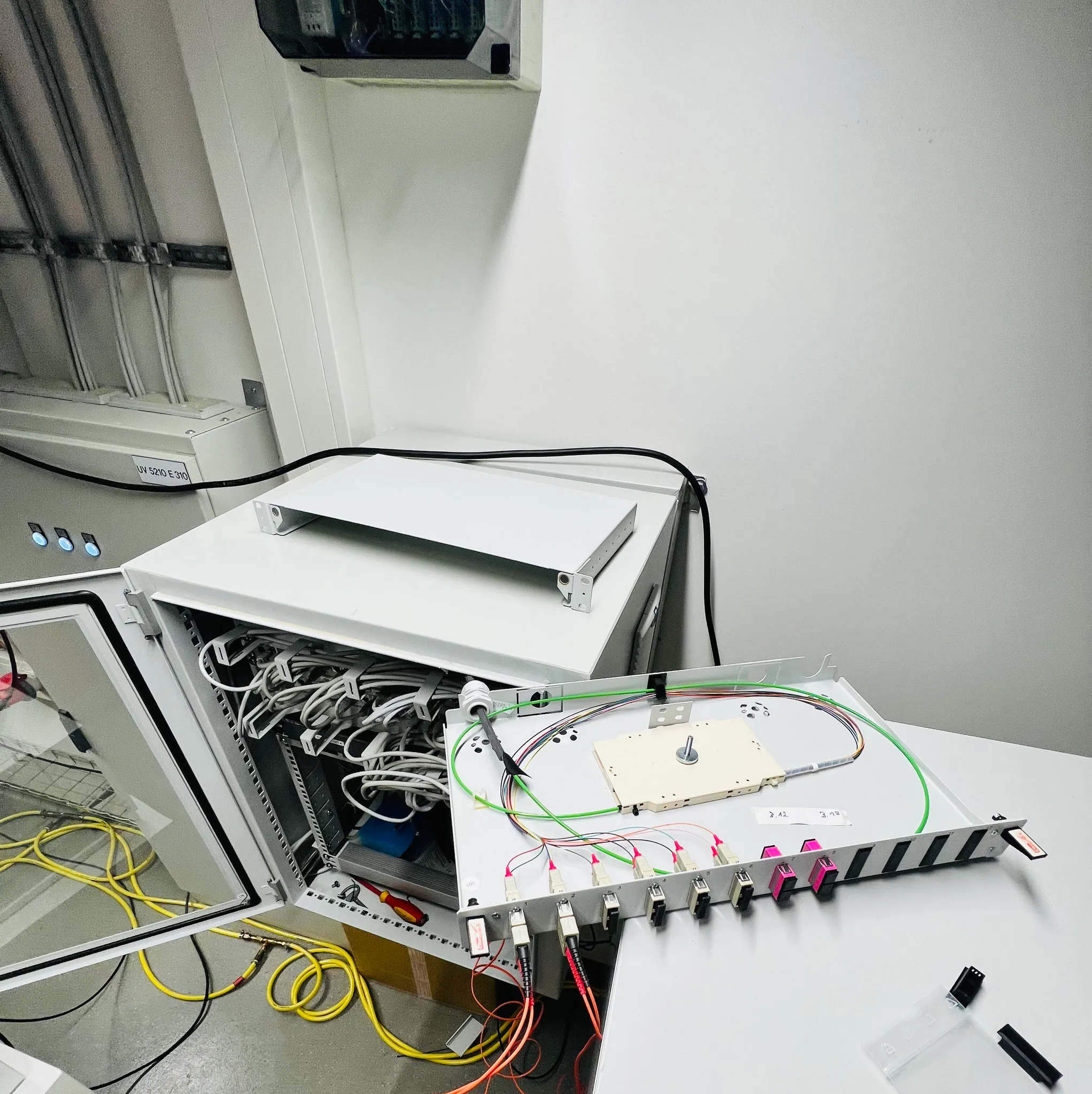 Glasfaser-Patchpanel im Verteilerraum