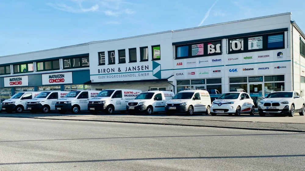 Fuhrpark von Elektro Ohligschläger vor dem Firmensitz
