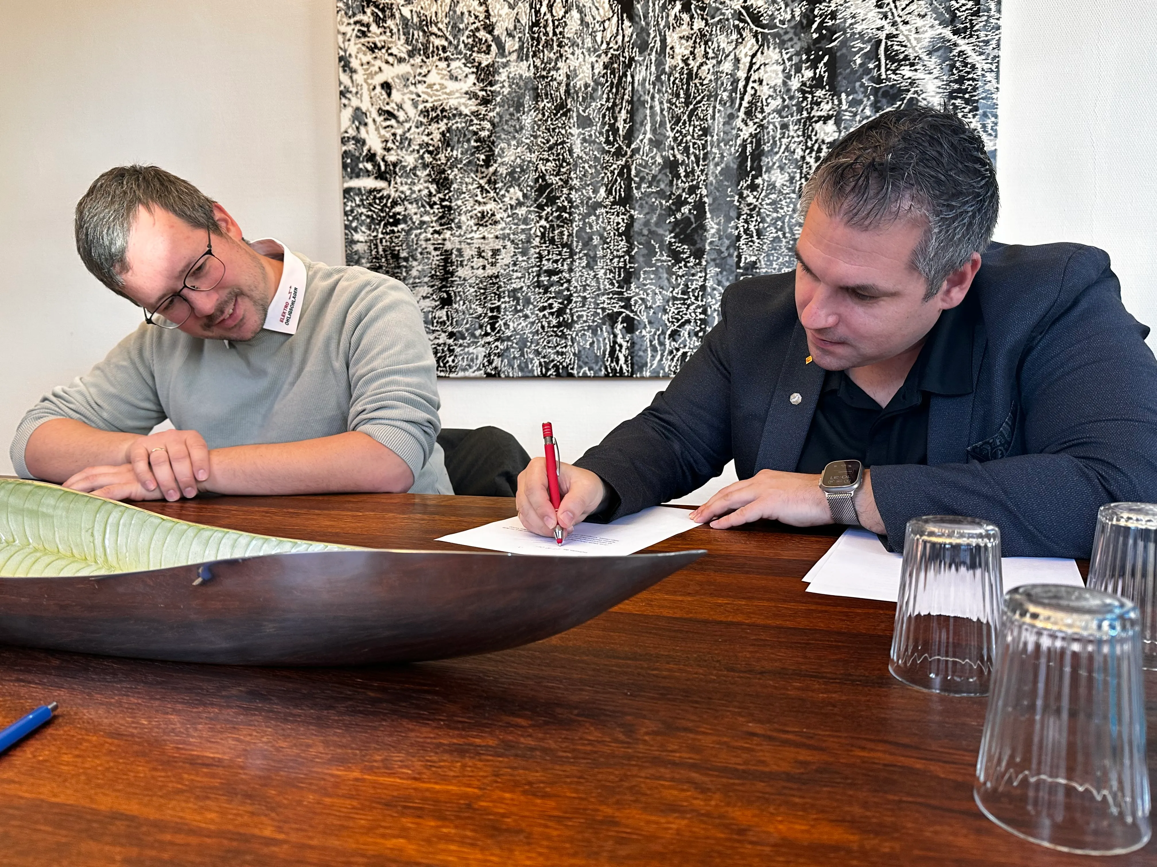 Bestellung zum Prokuristen: Sven Ohligschläger und Robin Henschenmacher bei der Unterzeichnung am Besprechungstisch