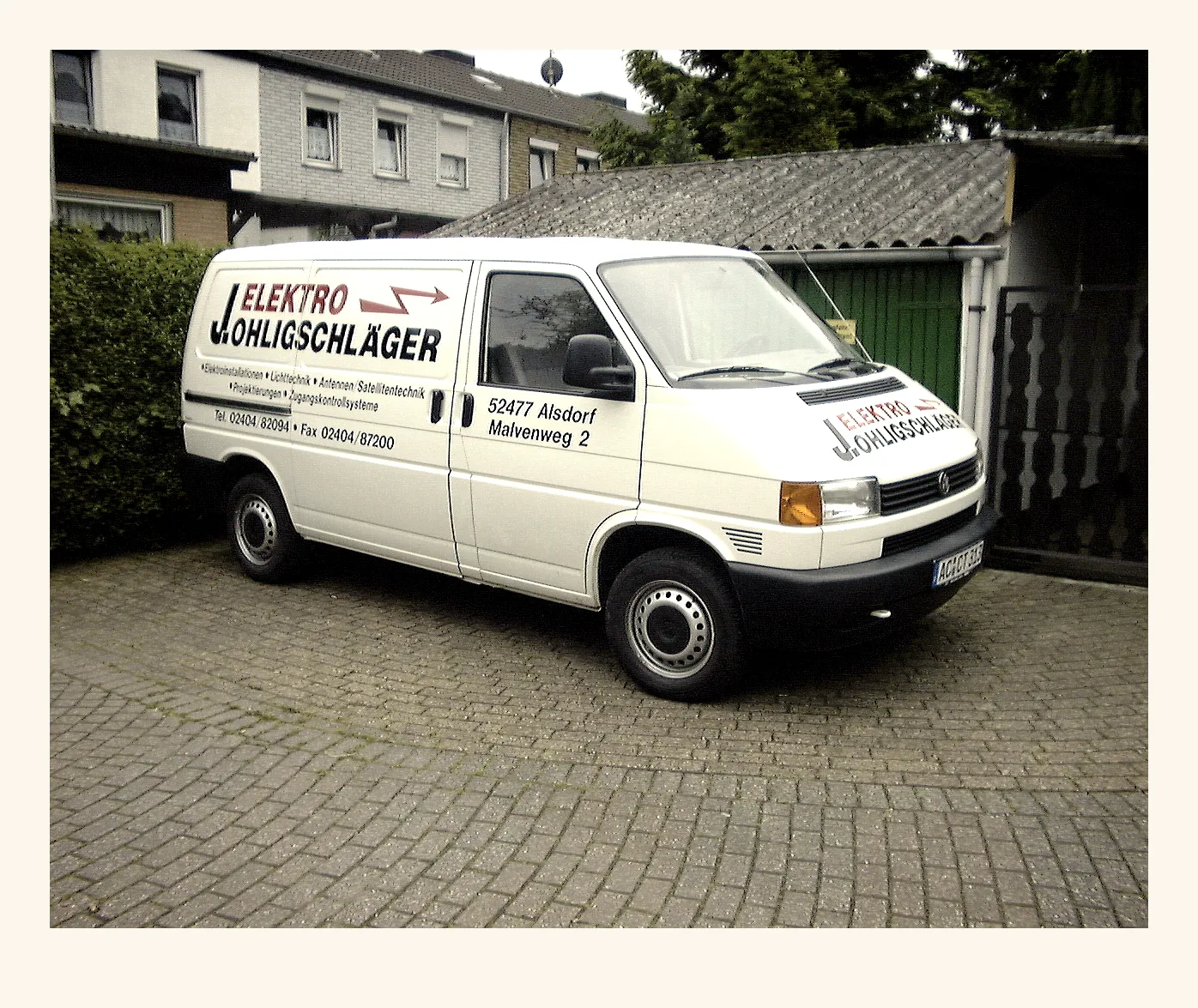 Erstes Firmenfahrzeug: weißer VW T4 Transporter mit dem roten Firmenschriftzug